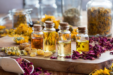 Le pouvoir des huiles végétales : l'huile de noisette pour la santé de la  peau 