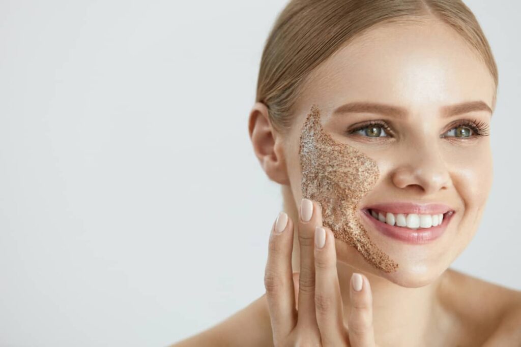 Gommage ou exfoliation pour se nettoyer la peau